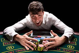 Warm live table scene showing how bd 3000 explains dealer-style entertainment